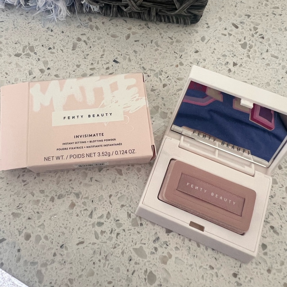 Fenty Beauty Invisimatte Blotting Powder in Soft Pink